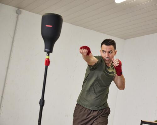 Mężczyzna trenujący kickboxing w domu ruch jab