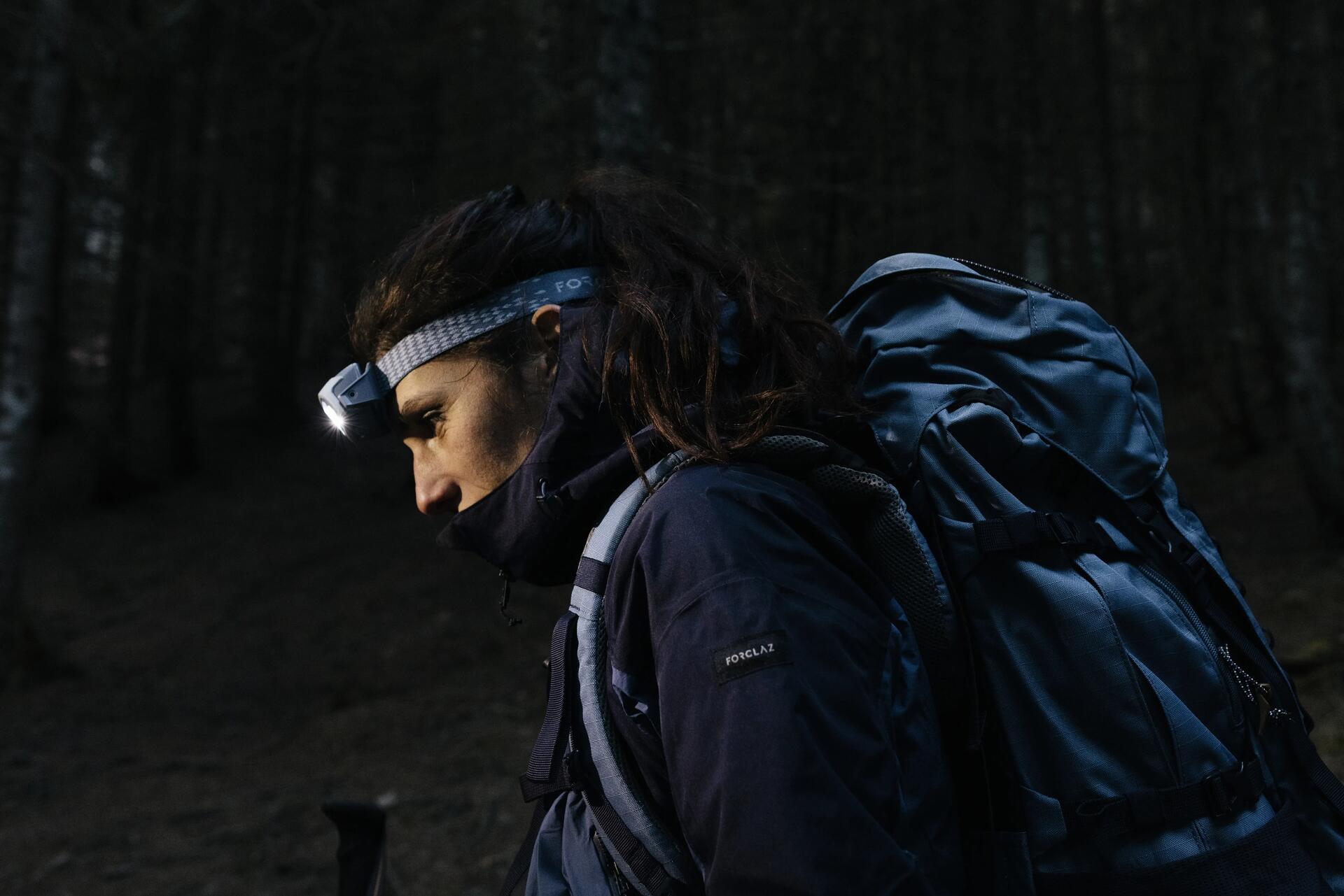 femme qui court avec une lampe de course