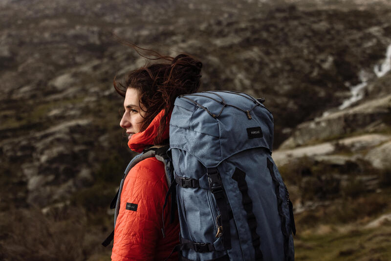 Vrouw met backpack