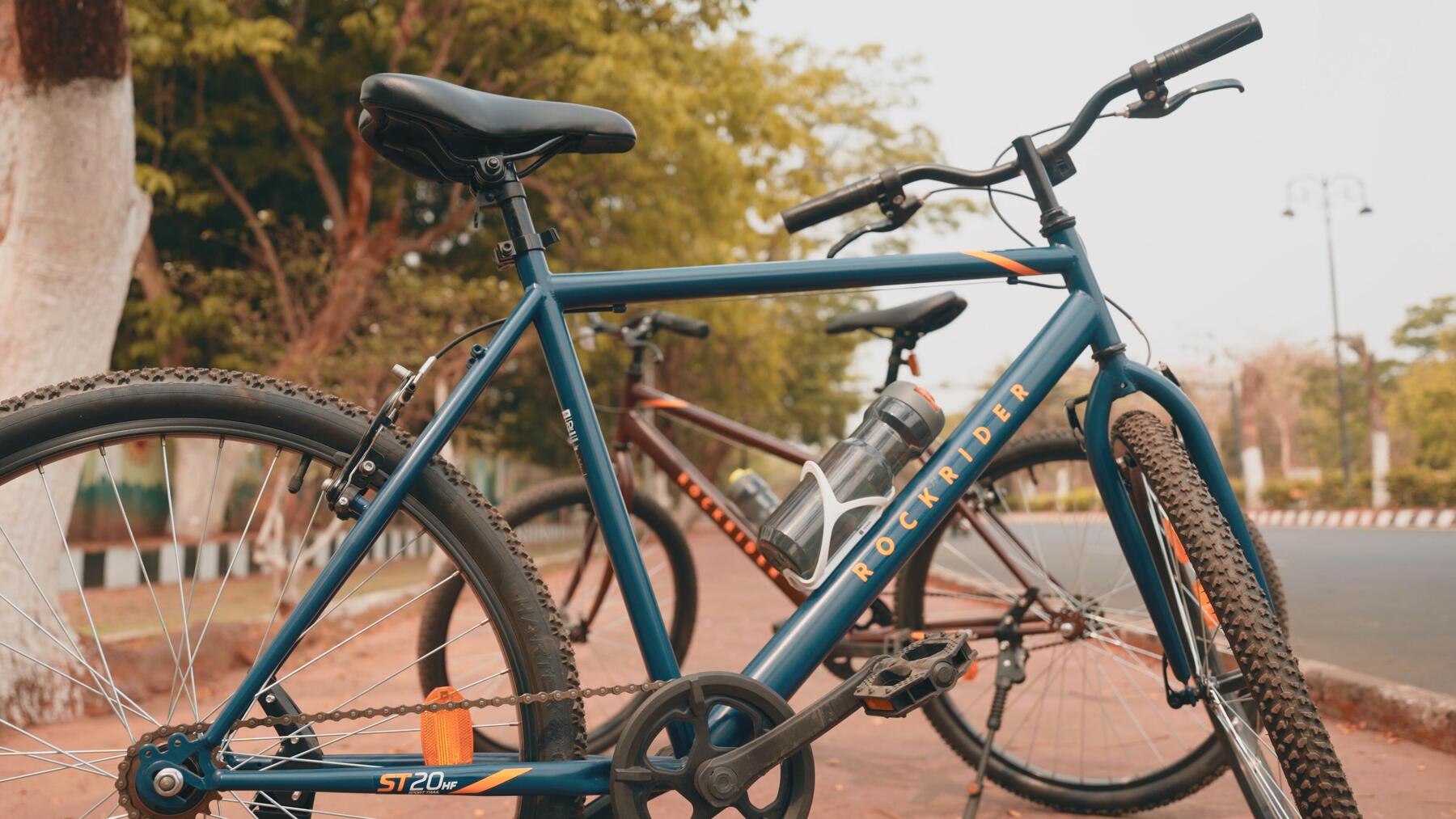 Mężczyzna w butach rowerowych wykonujący trening rowerowy na rowerze szosowym