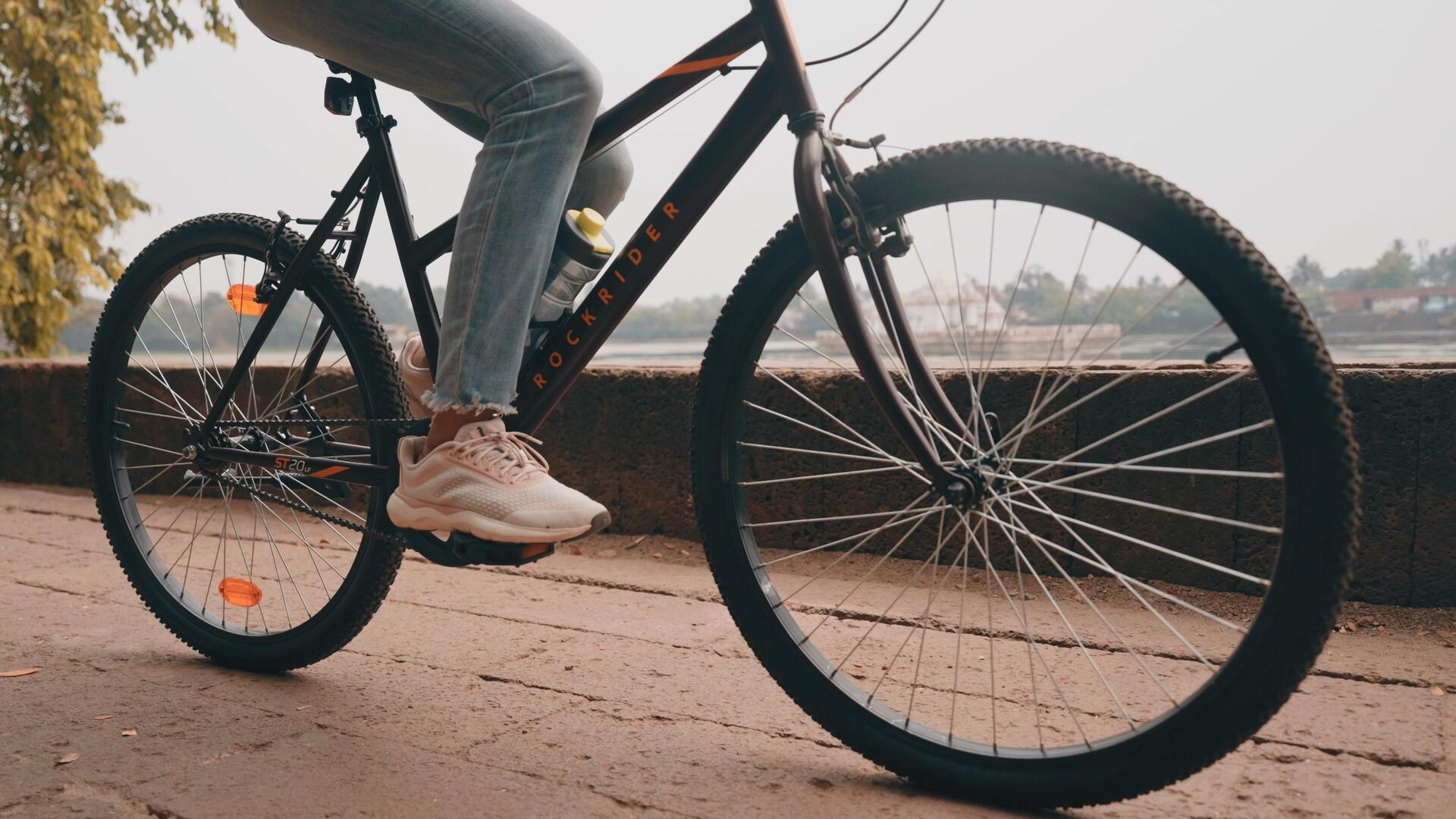 homme vérifie son pneu avant de faire du vélo