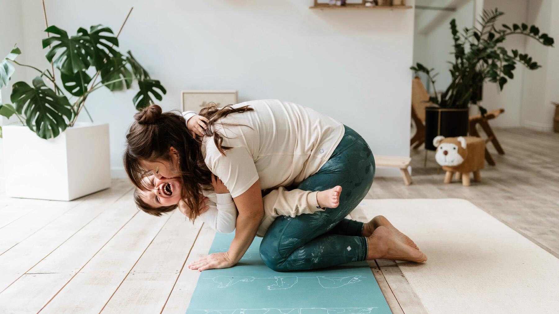 DE CE SĂ PRACTICI YOGA ÎMPREUNĂ CU COPIII?