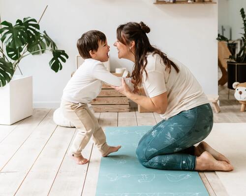 10 einfache Übungen für Eltern und Kinder von 2 bis 4 Jahren