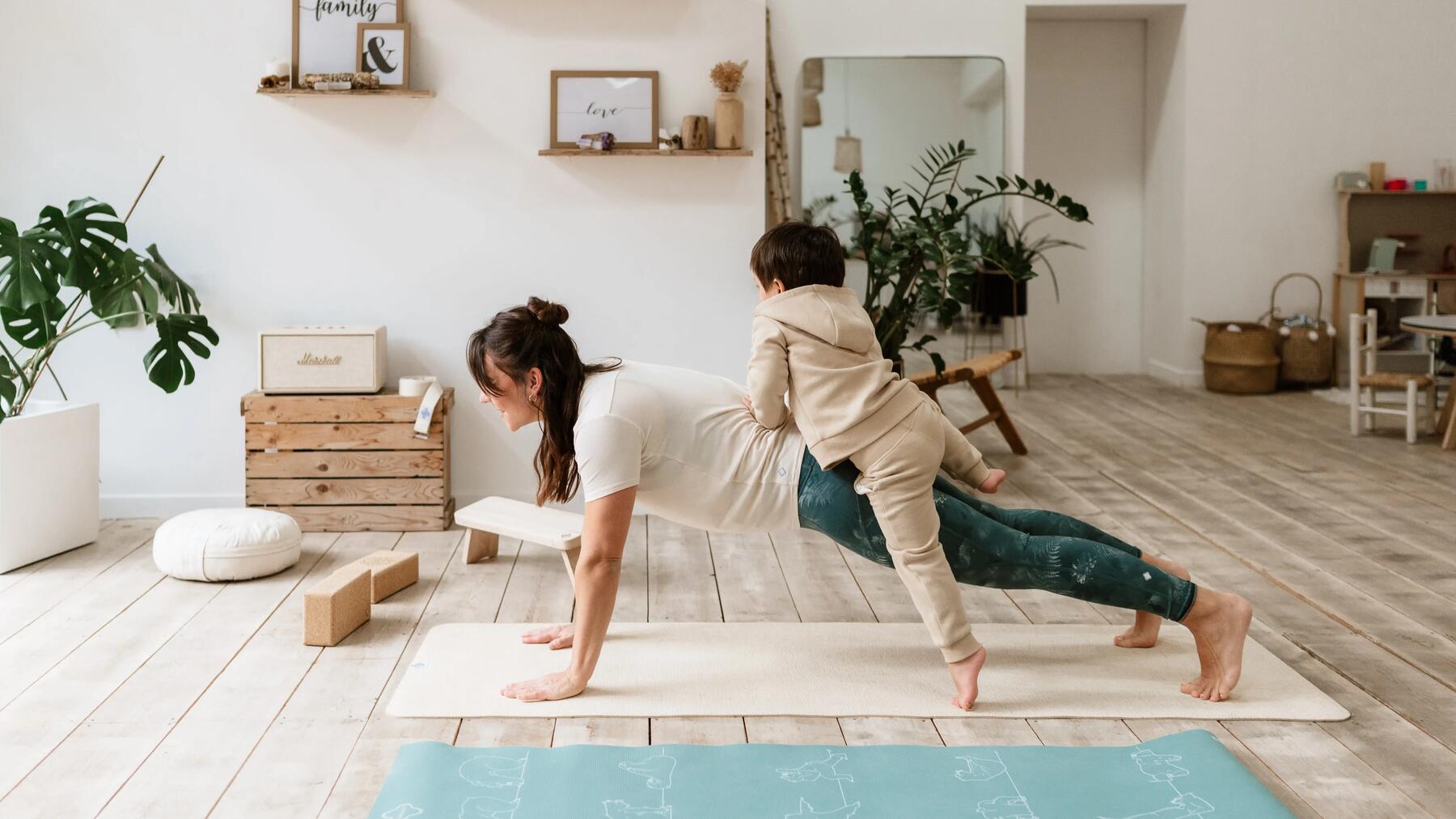 DE CE SĂ PRACTICI YOGA ÎMPREUNĂ CU COPIII?