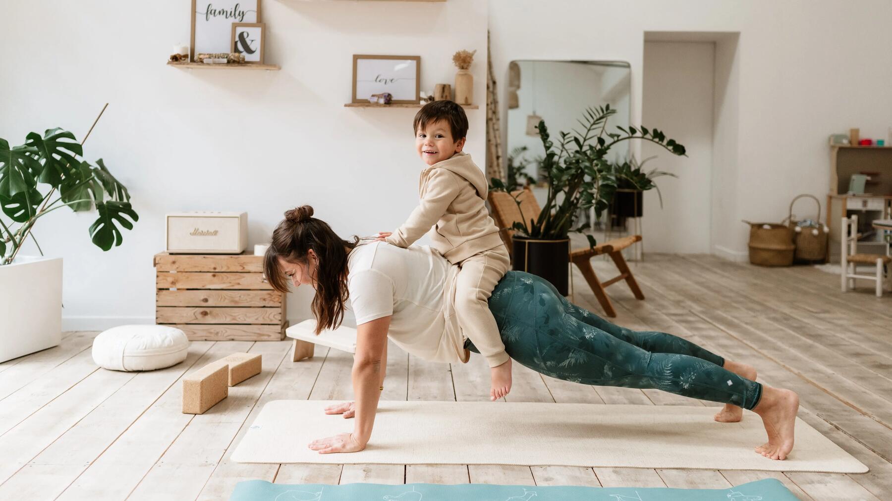 Moeder doet plank thuis met kind