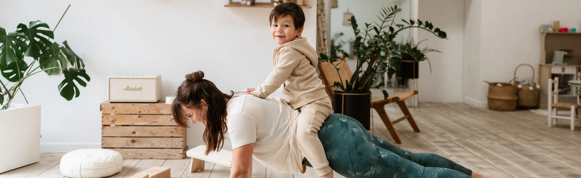Atividades ao ar livre. mãe e filho