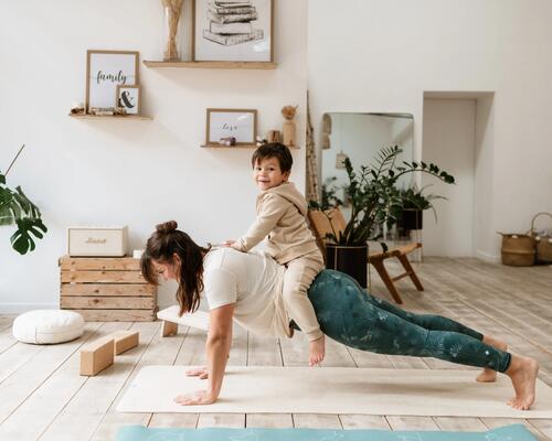 Atividades ao ar livre. mãe e filho