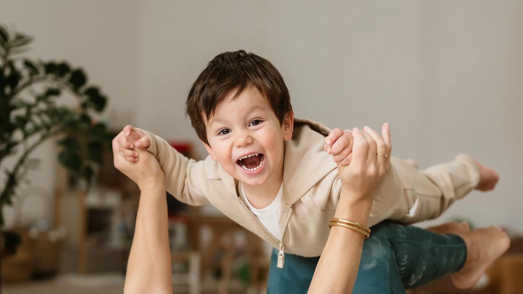 maman  fait du yoga avec son fils