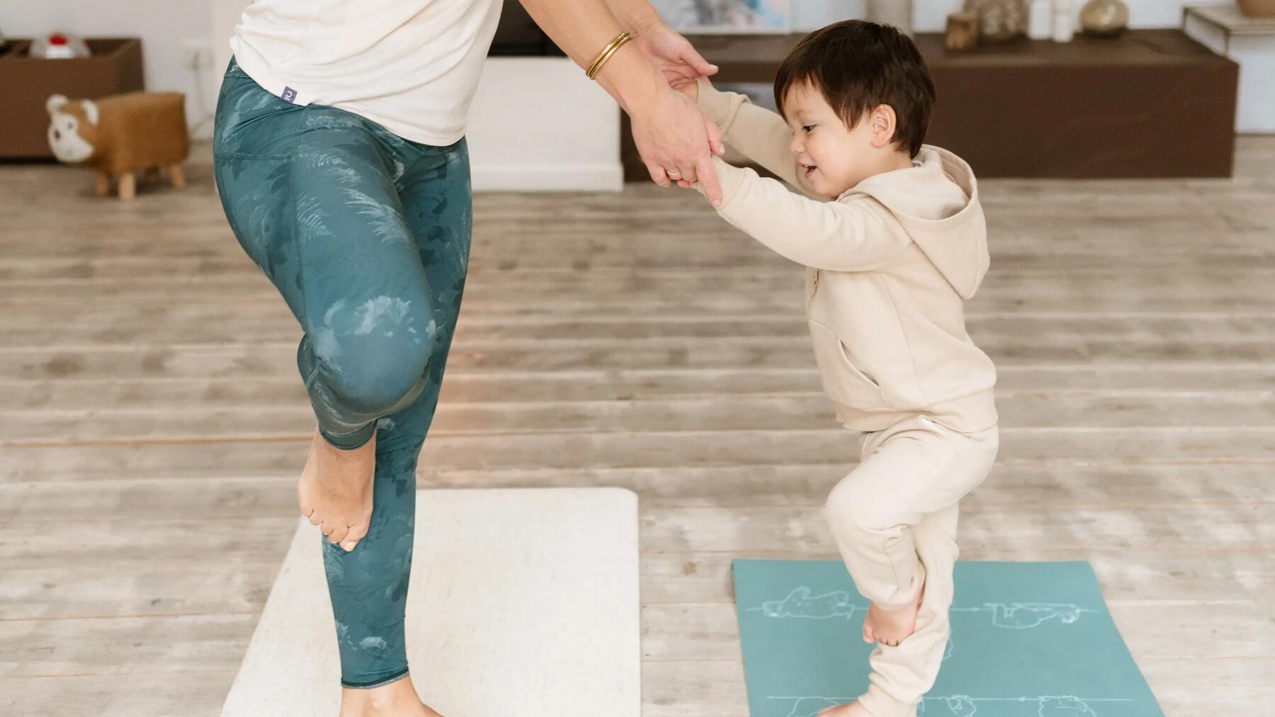 Rire avec maman en faisant du yoga pour enfants