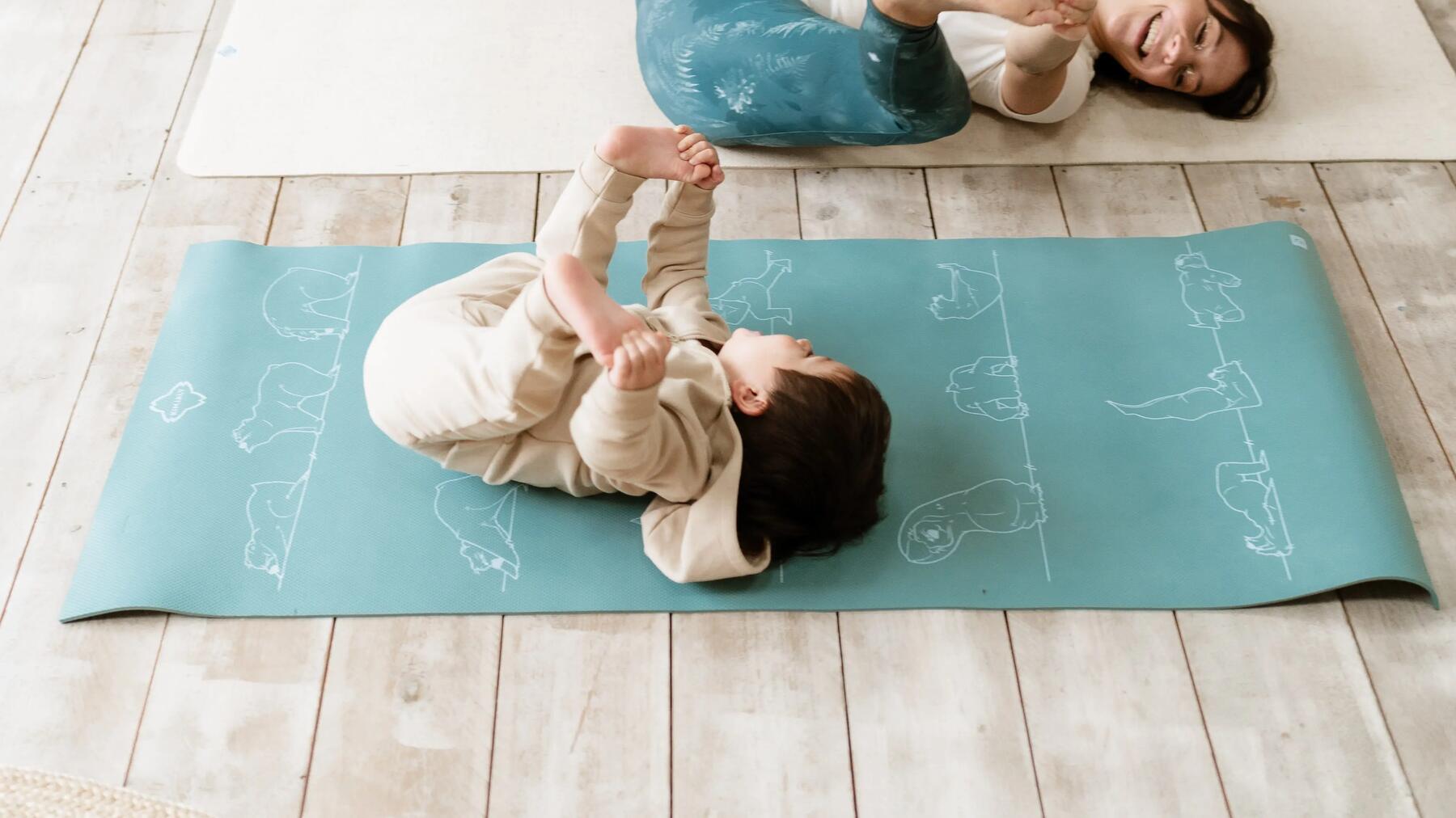 un petit garçon explore le yoga sur un tapis