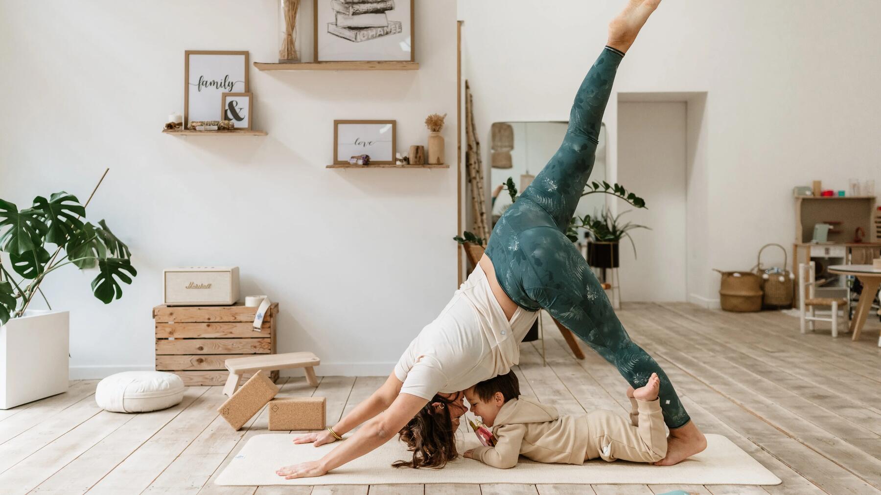 DE CE SĂ PRACTICI YOGA ÎMPREUNĂ CU COPIII?