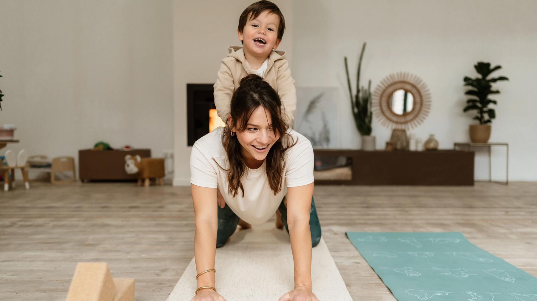 DE CE SĂ PRACTICI YOGA ÎMPREUNĂ CU COPIII?