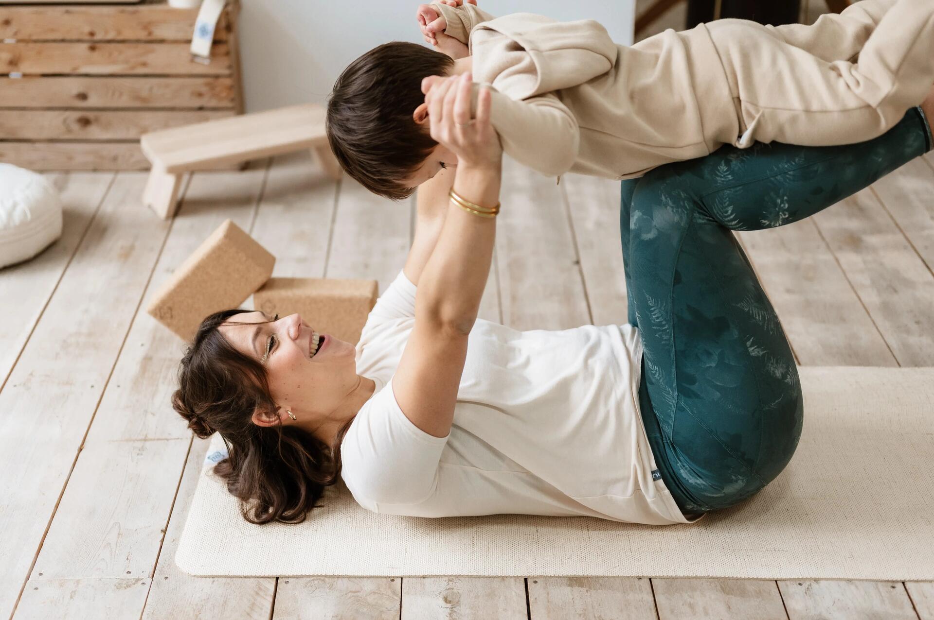 DE CE SĂ PRACTICI YOGA ÎMPREUNĂ CU COPIII?
