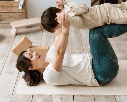 DE CE SĂ PRACTICI YOGA ÎMPREUNĂ CU COPIII?