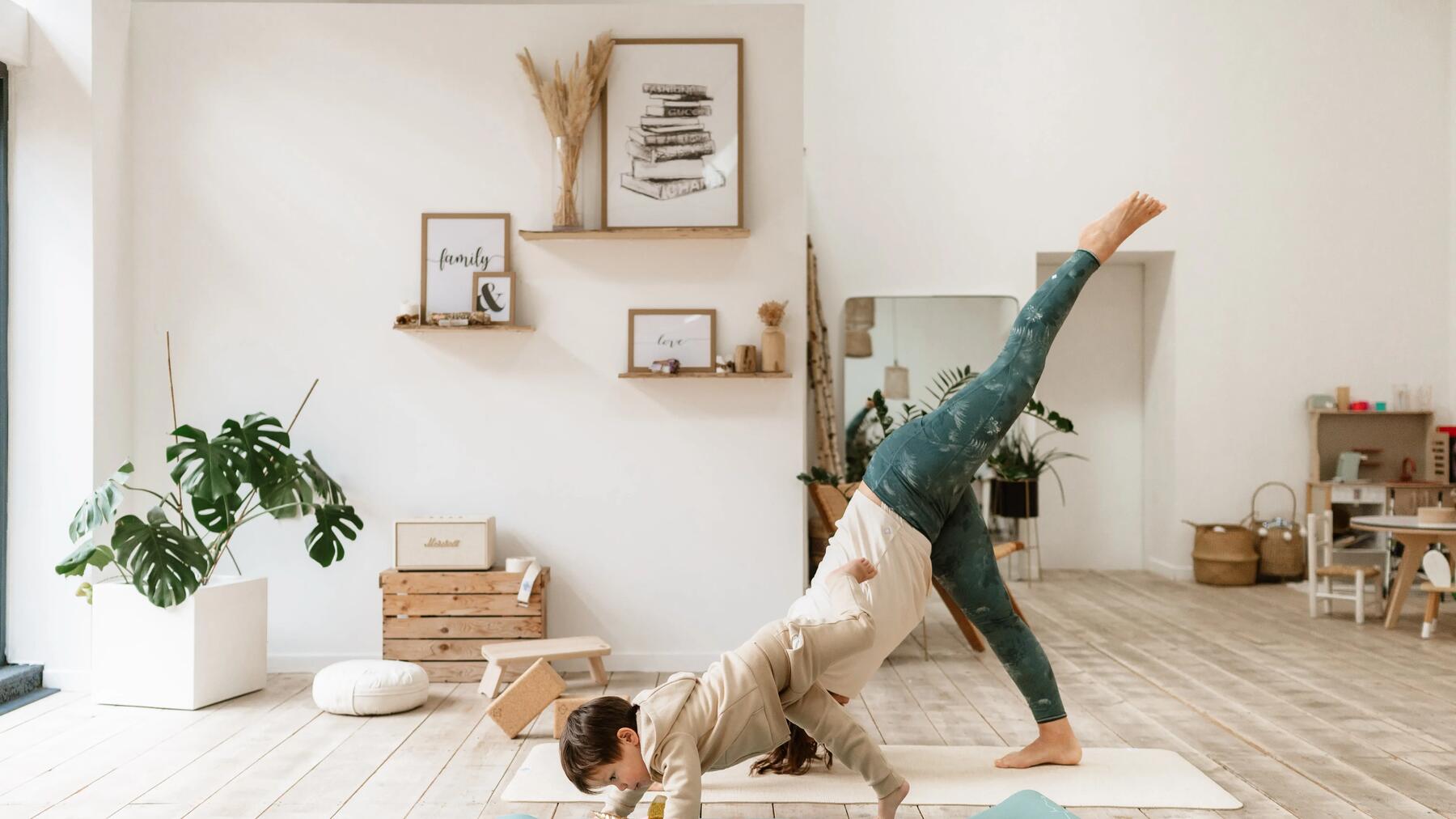 DE CE SĂ PRACTICI YOGA ÎMPREUNĂ CU COPIII?