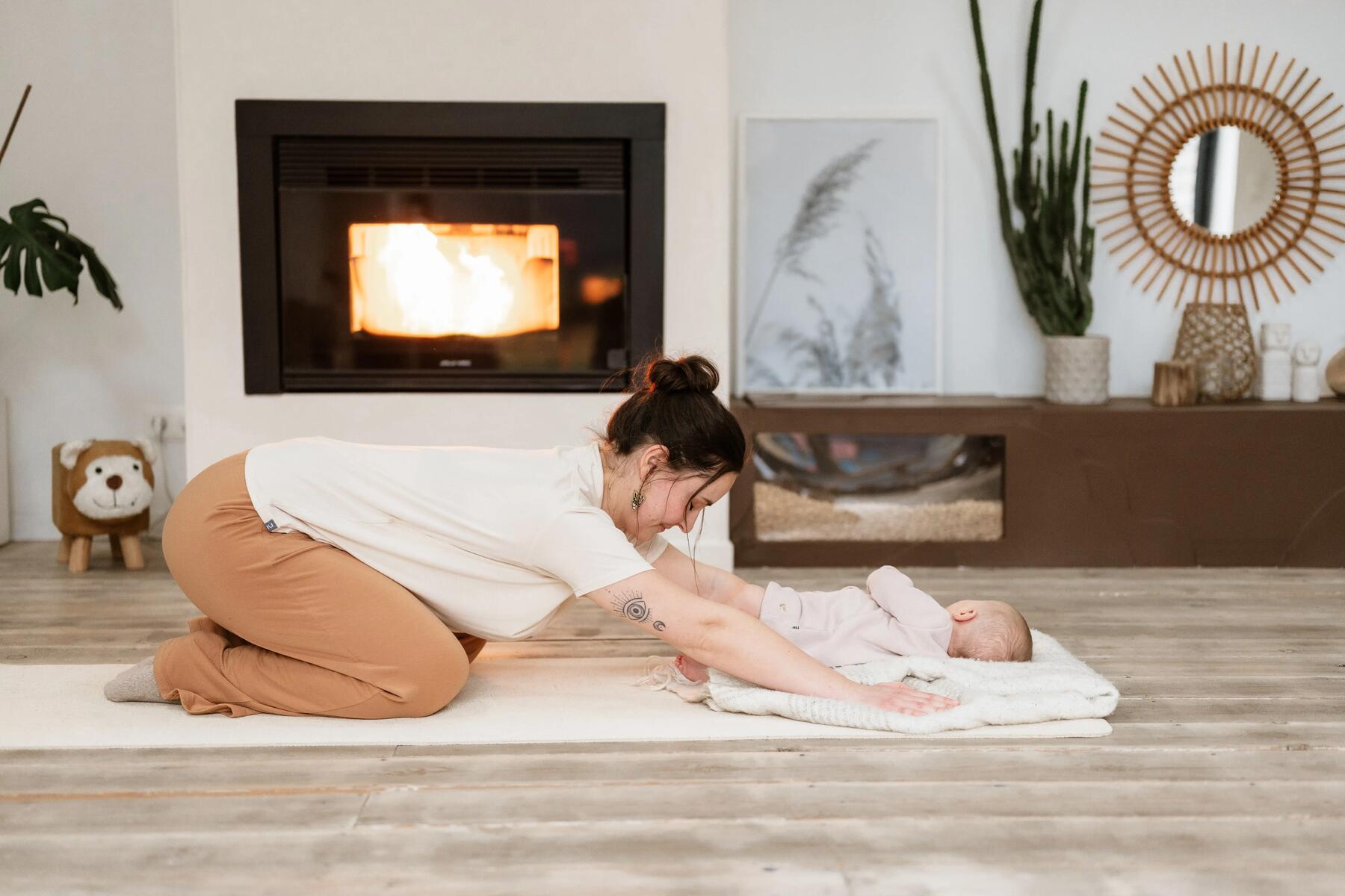 mujer haciendo pilates con bebe