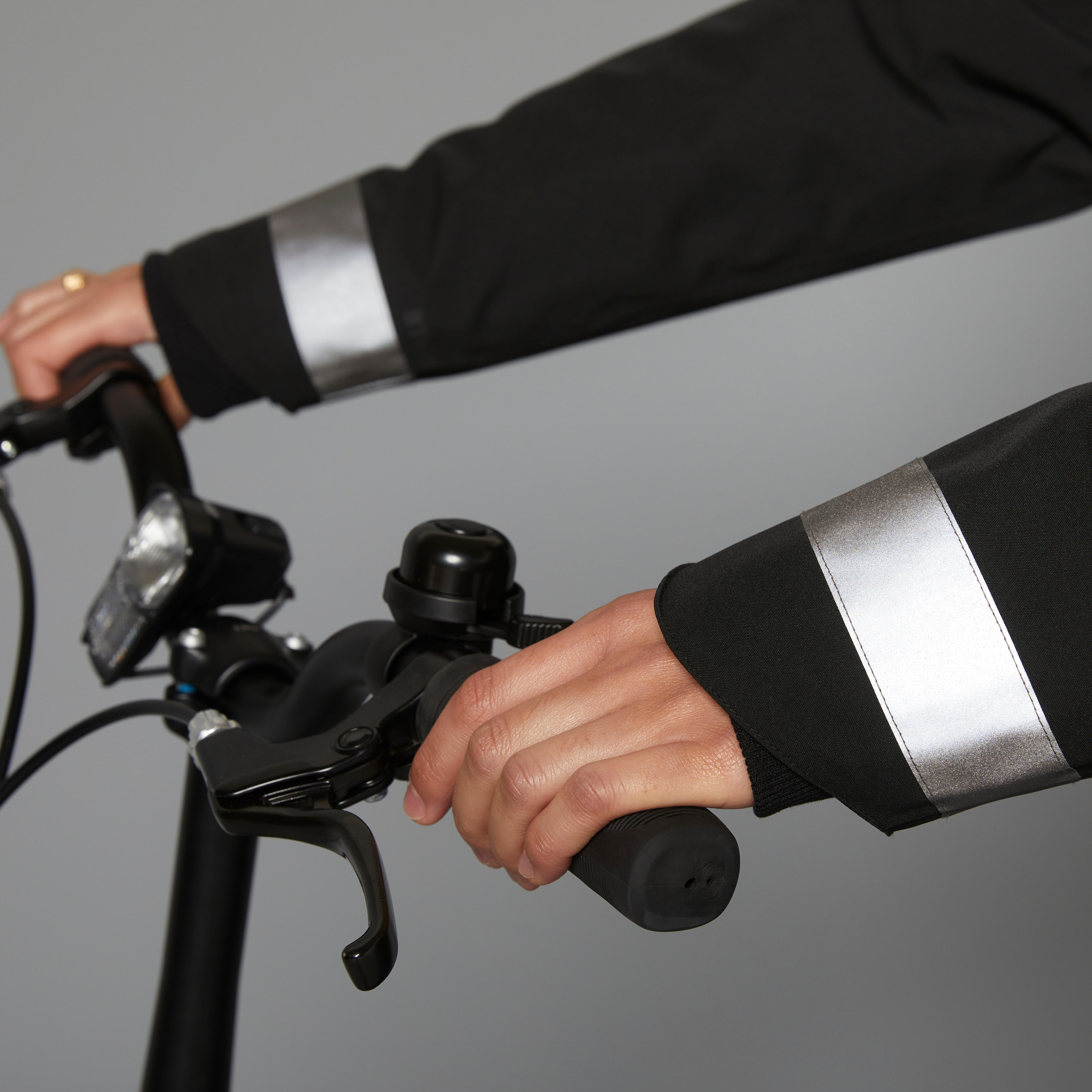 BTWIN Dámska hrejivá cyklistická bunda 540 viditeľná v tme čierna L · záber 10