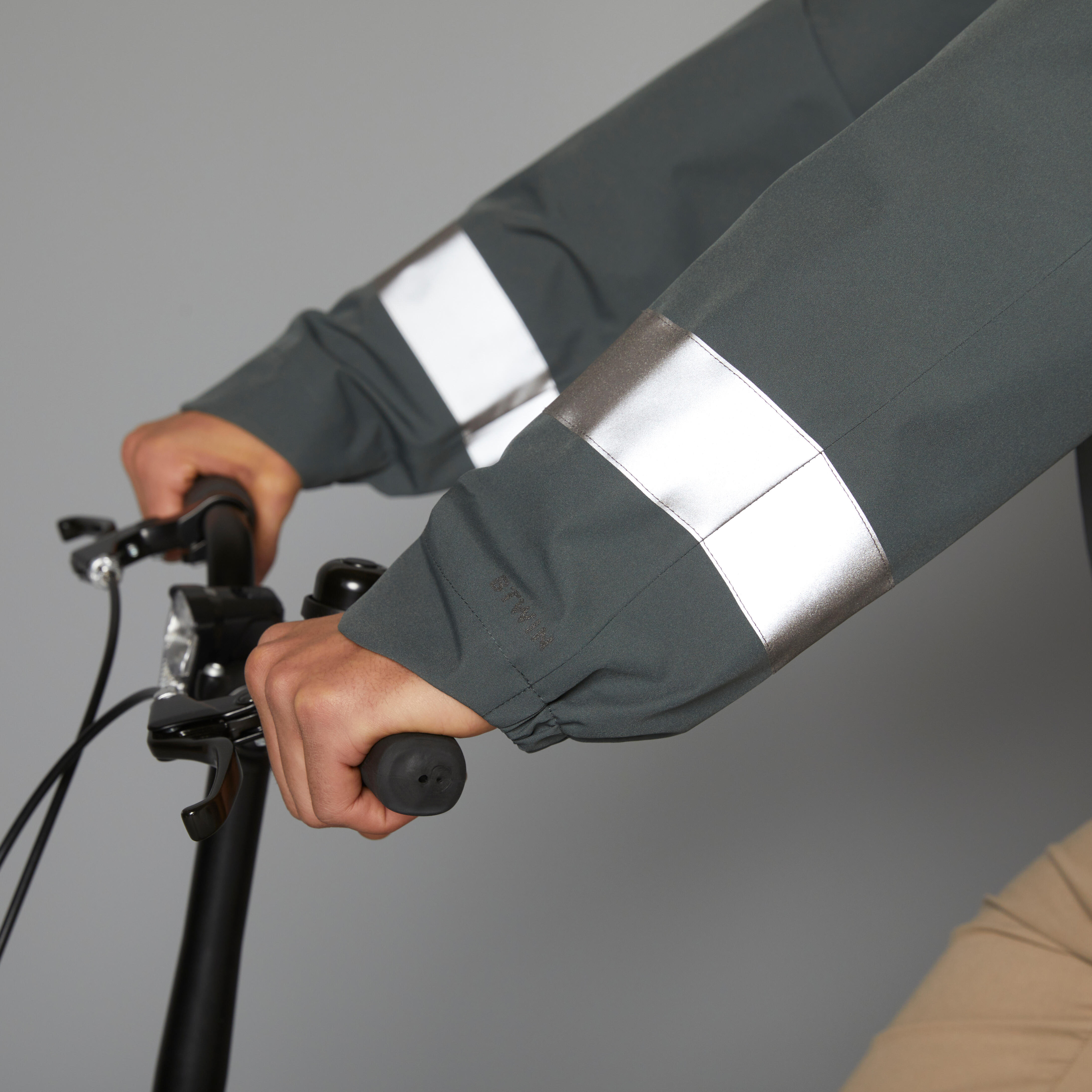 BTWIN Pánska cyklistická bunda do dažďa 540 viditeľná v tme zelená L · záber 9