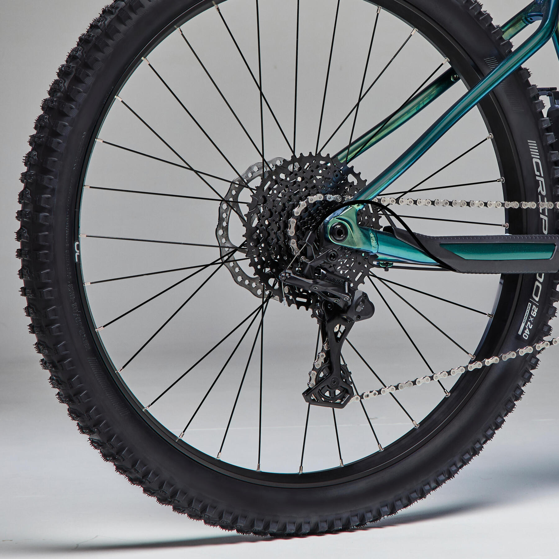 Transmission et cadre du Decathlon E-EXPL 700 sur terrain