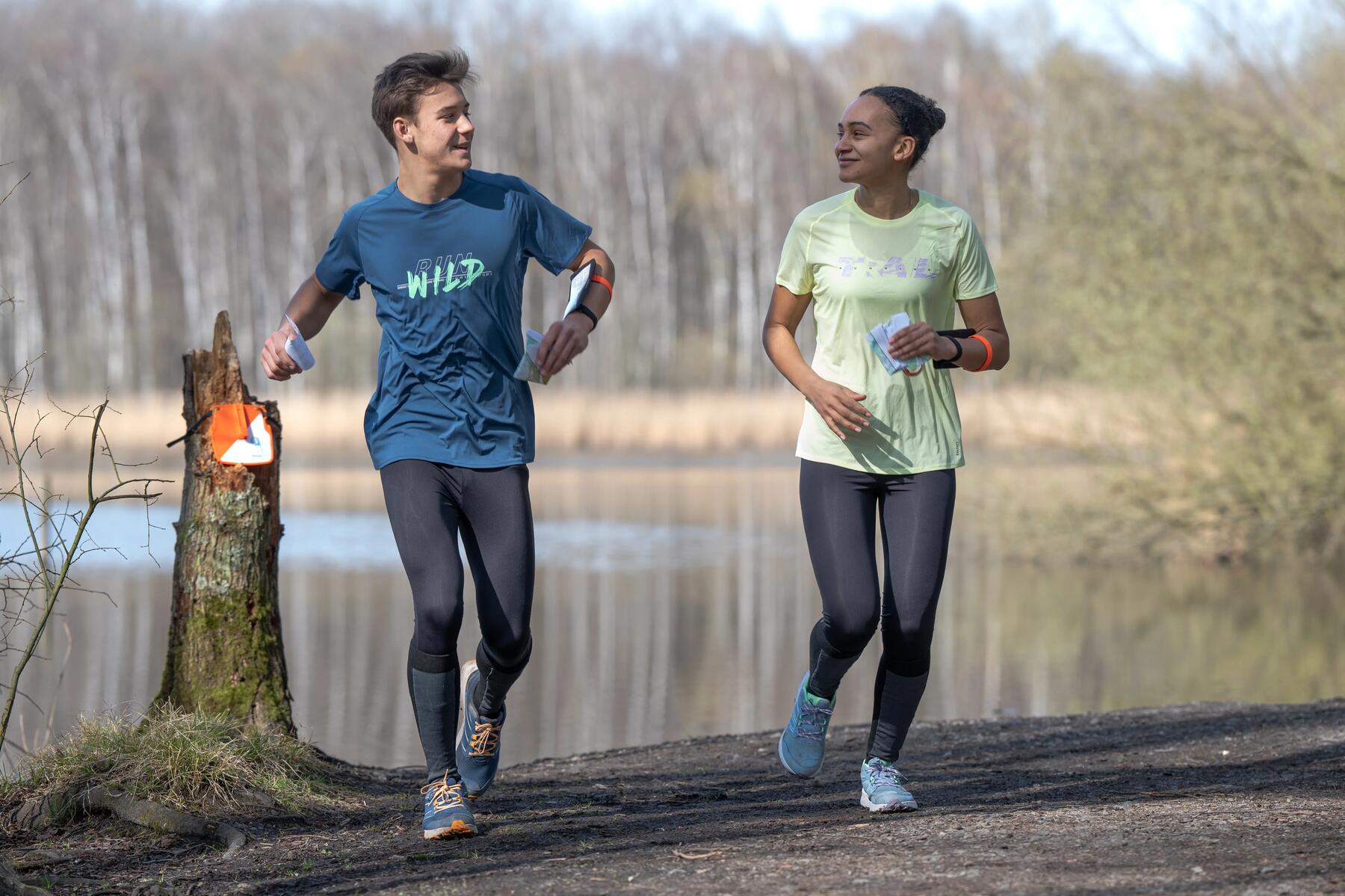 coureurs qui courent à un rythme ralenti sur les sentiers un peu plus techniques