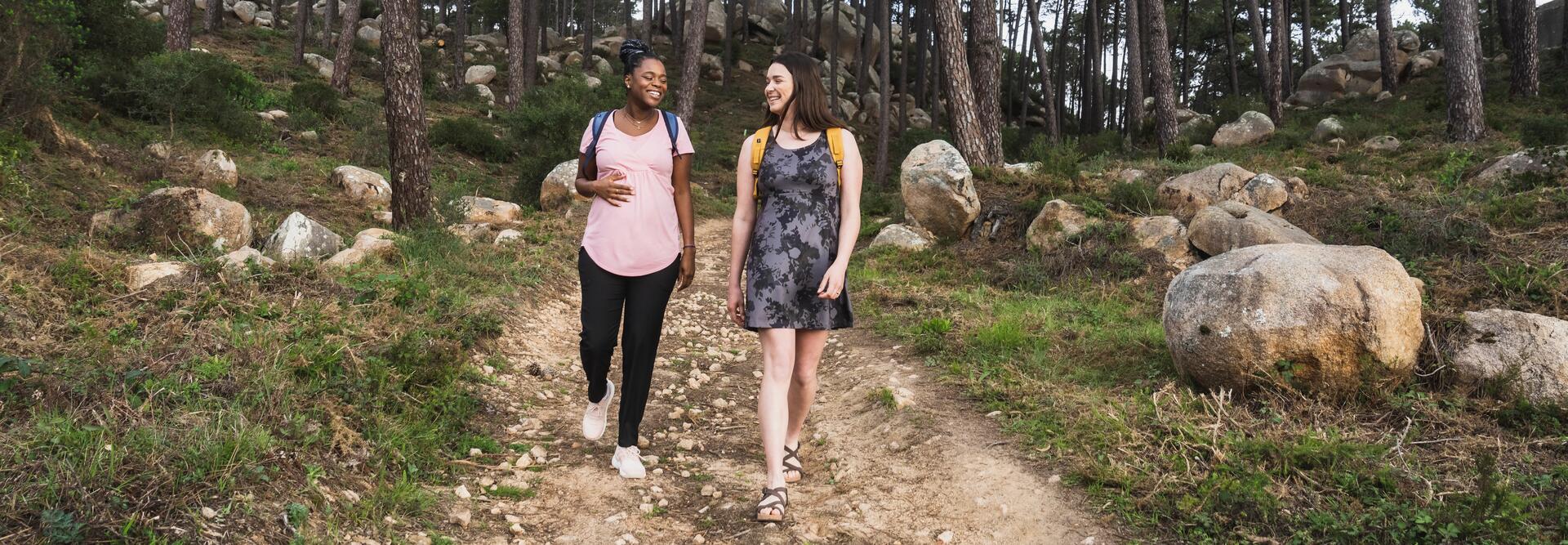 mujeres embarazandas haciendo caminata por el bosque