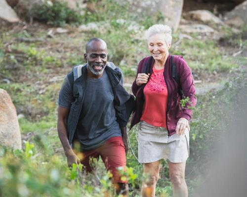 Séniors : comment prévenir et soulager les douleurs articulaires