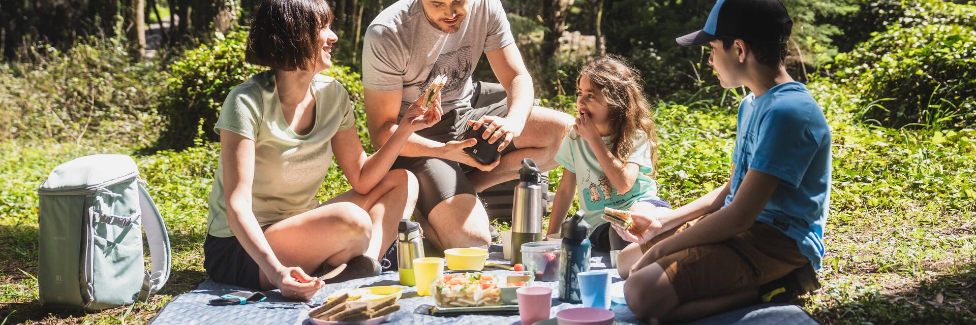 Rodzina na pikniku w lesie
