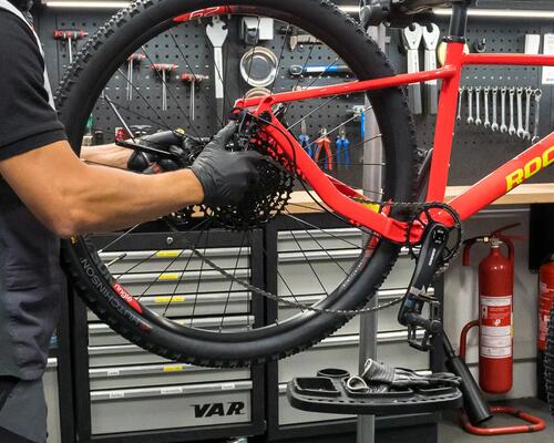 ¿Cómo reparar el radio de una rueda de bicicleta?