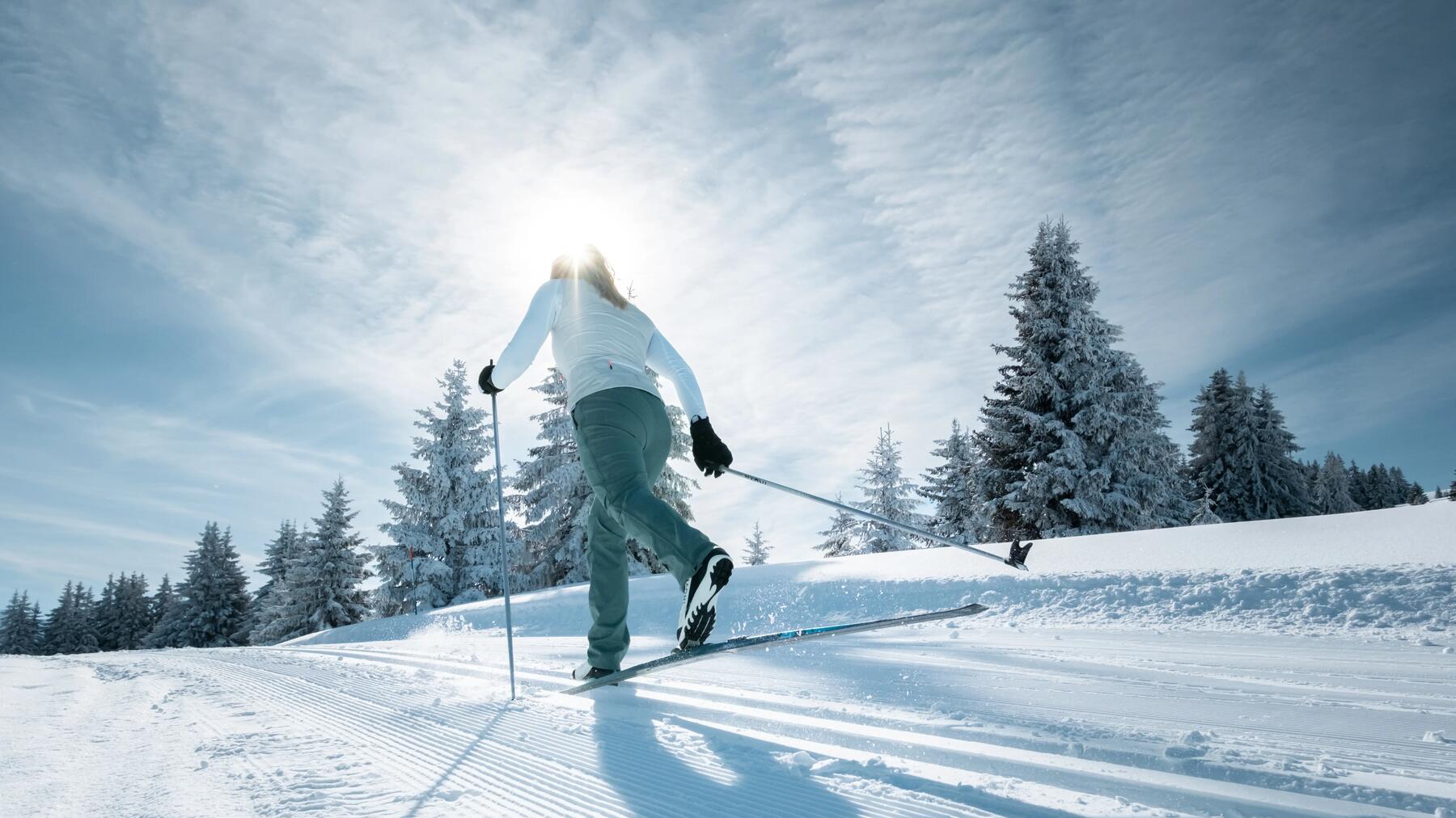 femme en ski de fond à pas de patins
