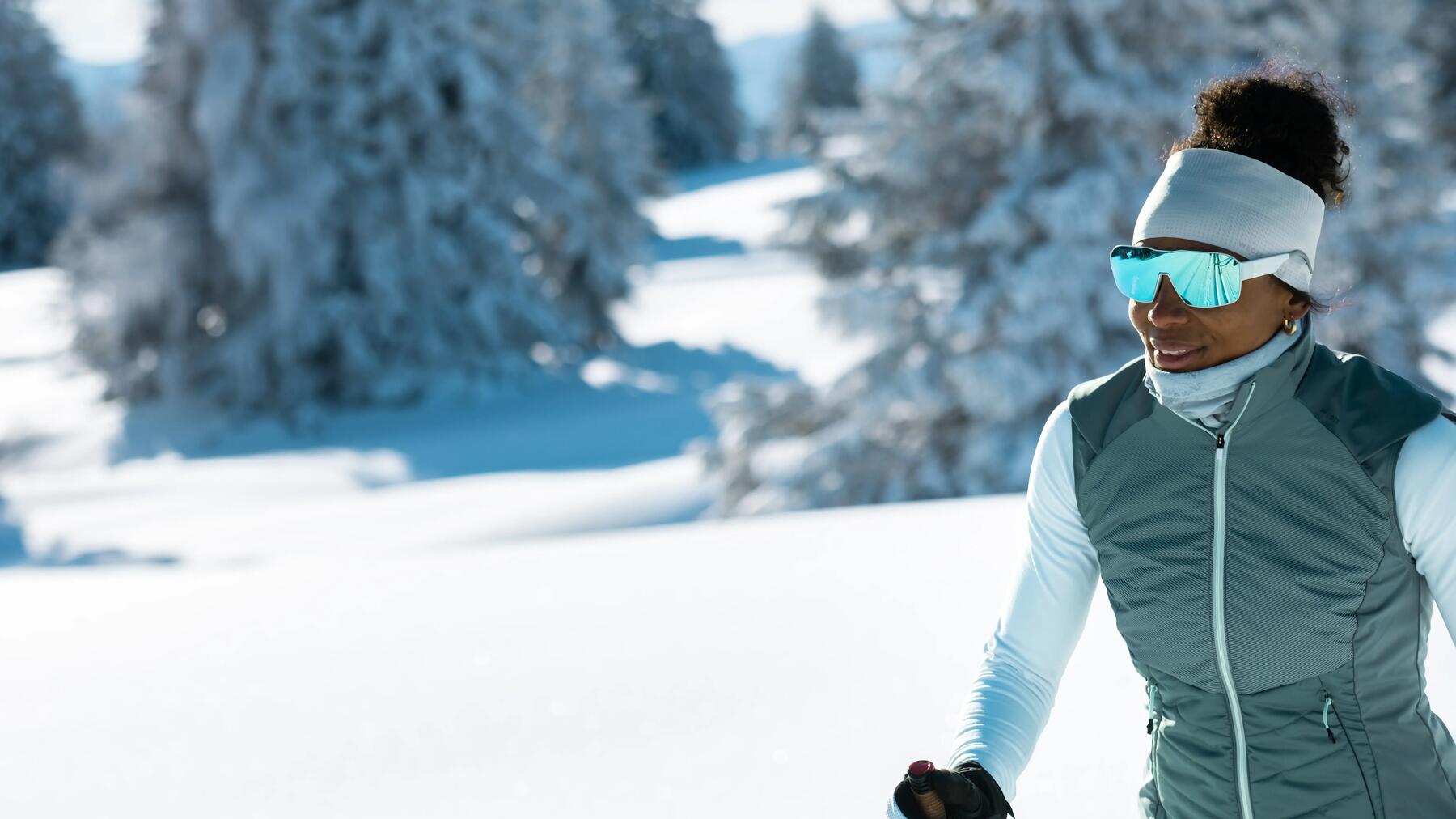 personne en ski de fond à l'aube