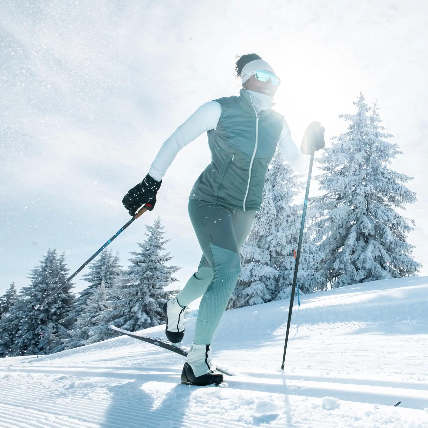 homme en tenue de ski de fond bleu et noir quechua