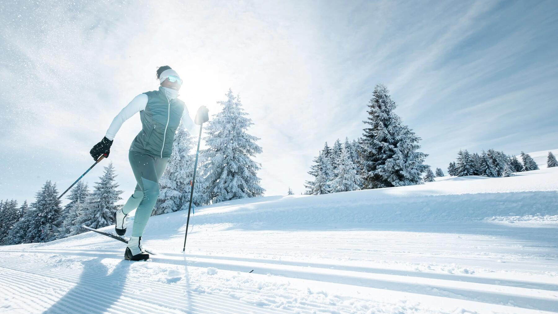 difference between classic cross-country skiing and skating skiing