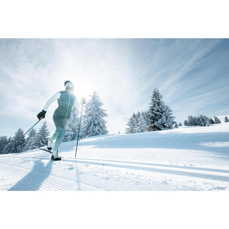 Classic Crosscountry Skis550 with Skins Medium Camber+XCELERATOR PRO Bindings INOVIK Decathlon