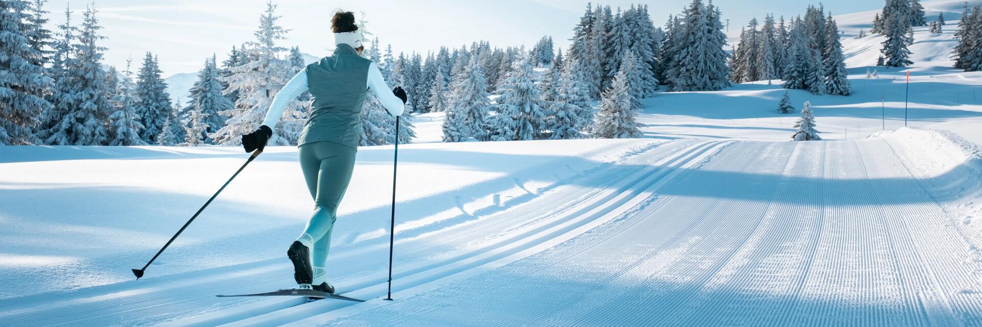 kobieta trenująca na nartach biegowych