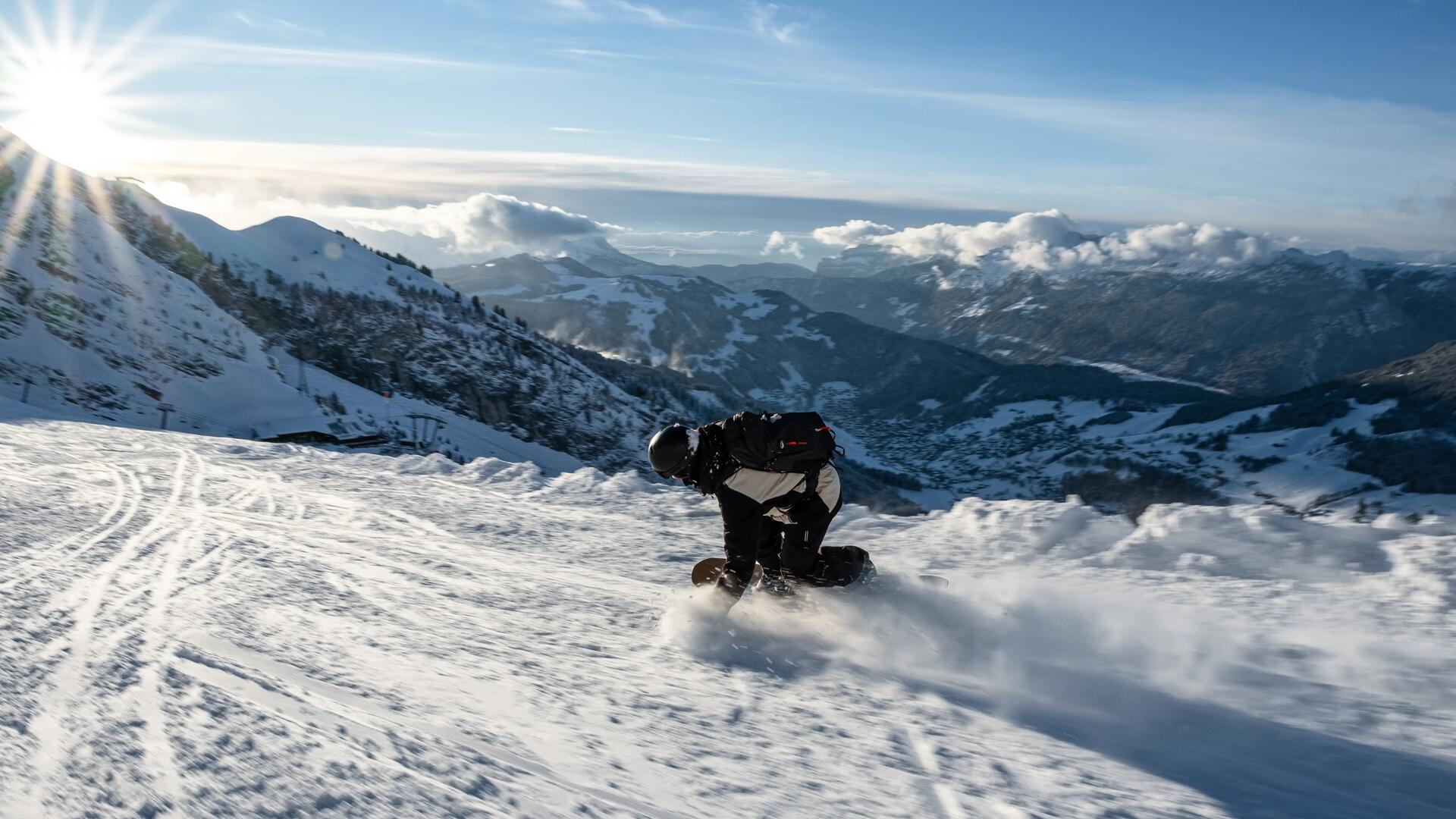 Mężczyzna trenujący jazdę na snowboardzie