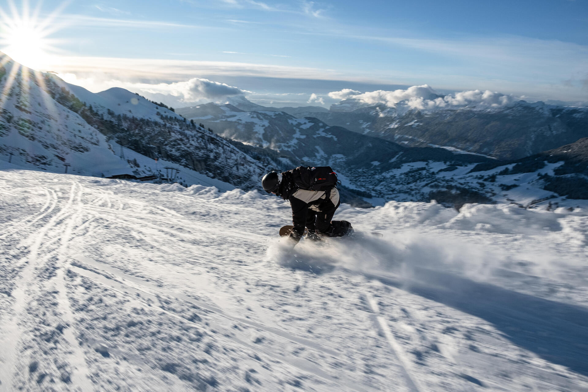Mężczyzna trenujący jazdę na snowboardzie