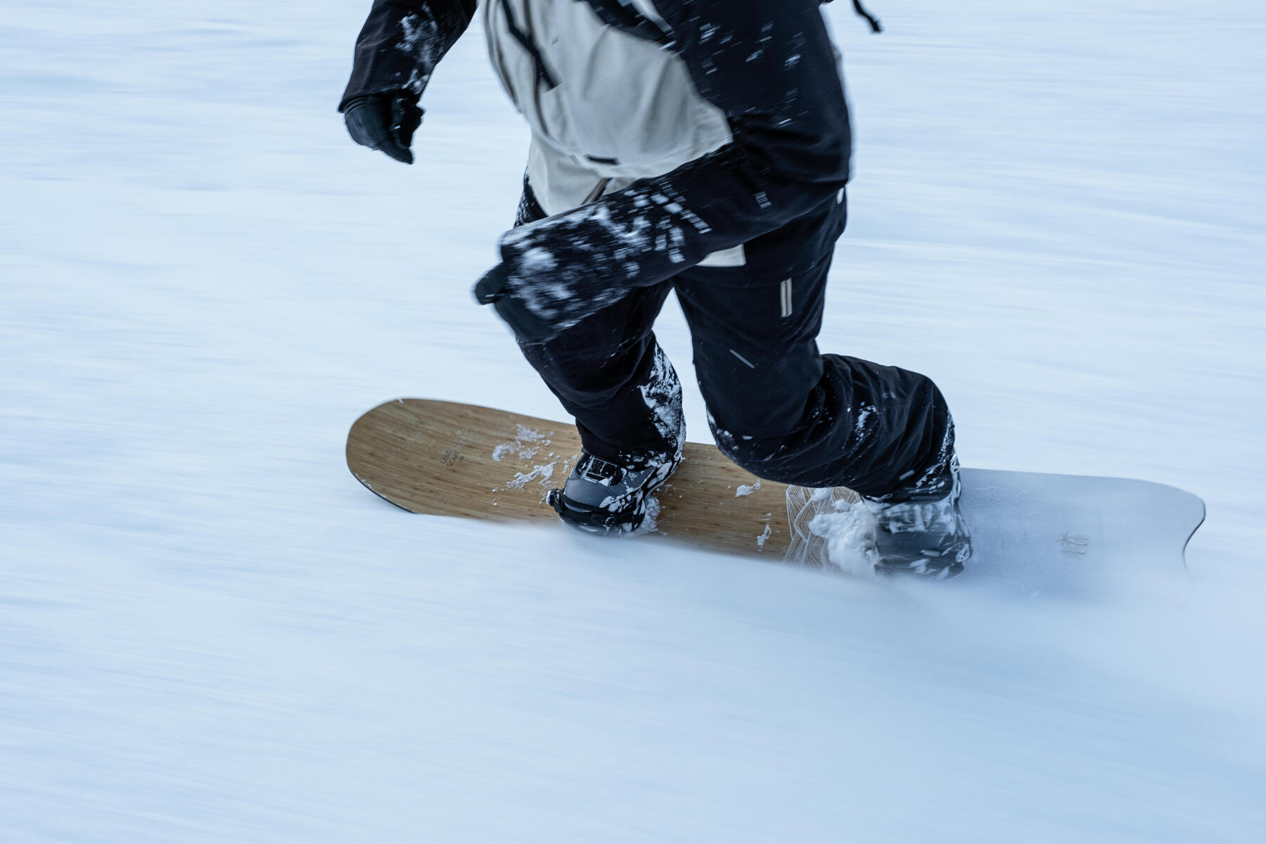 Osoba jeżdżąca na snowboardzie