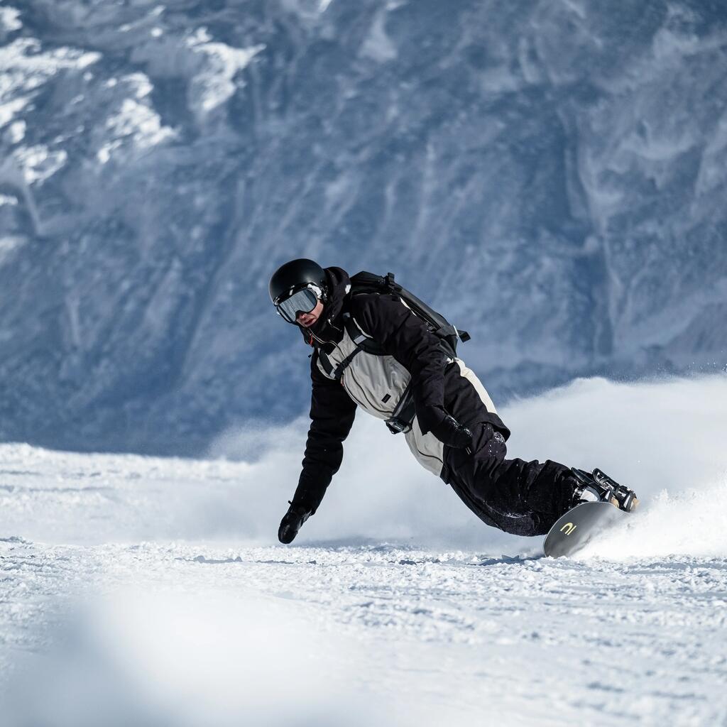 Snowboarder beim Kurvenfahren