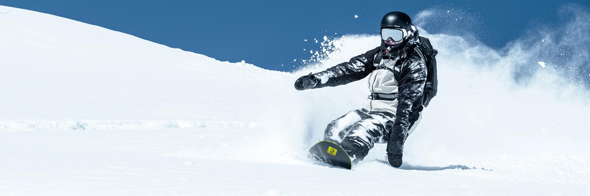 Snowboardzista zjeżdżający na snowboardzie