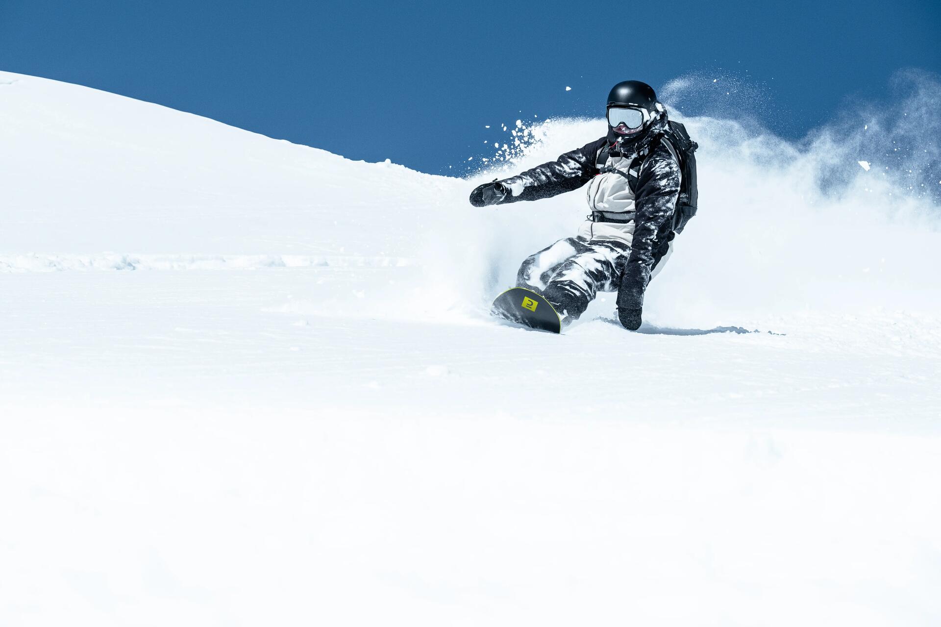 Mężczyzna jadący na snowboardzie
