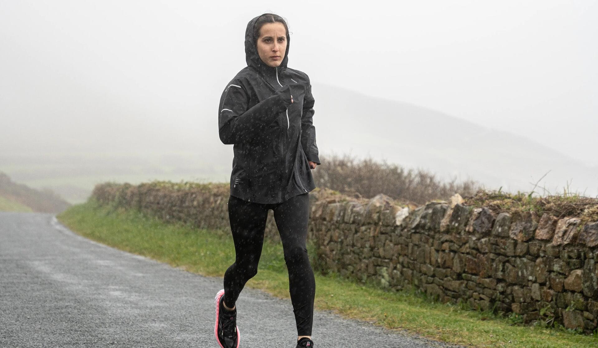Como escolher vestuário para correr debaixo de chuva ou com vento?