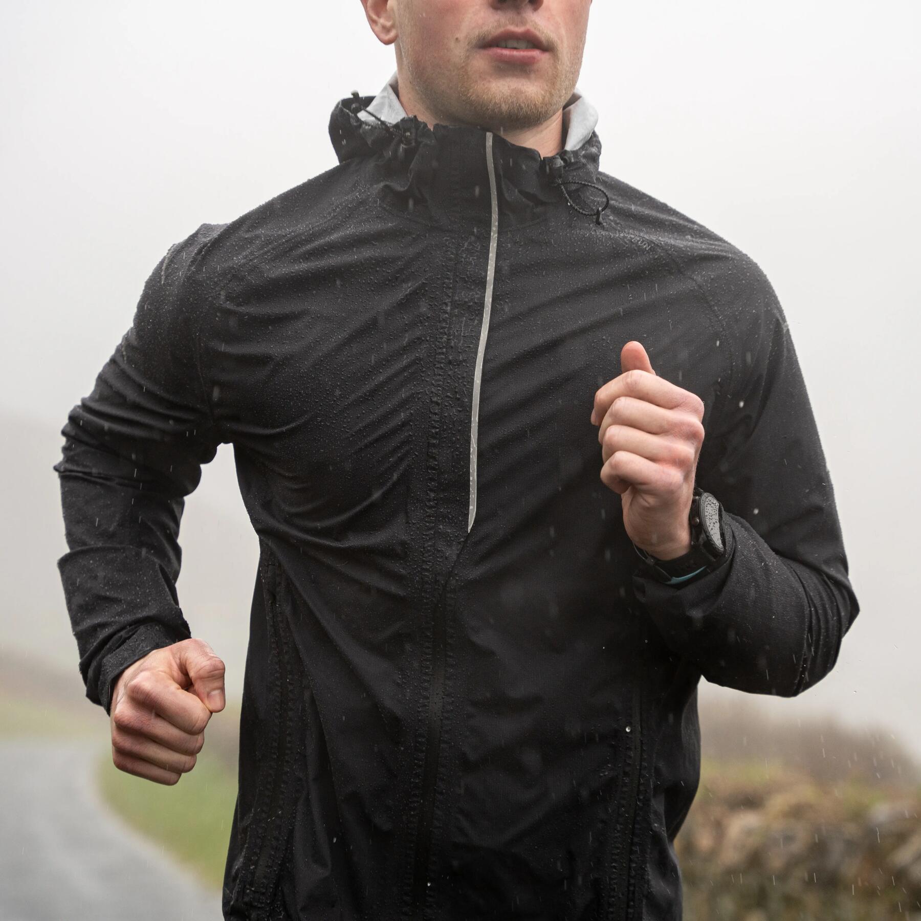 hombre corriendo mientras llueve