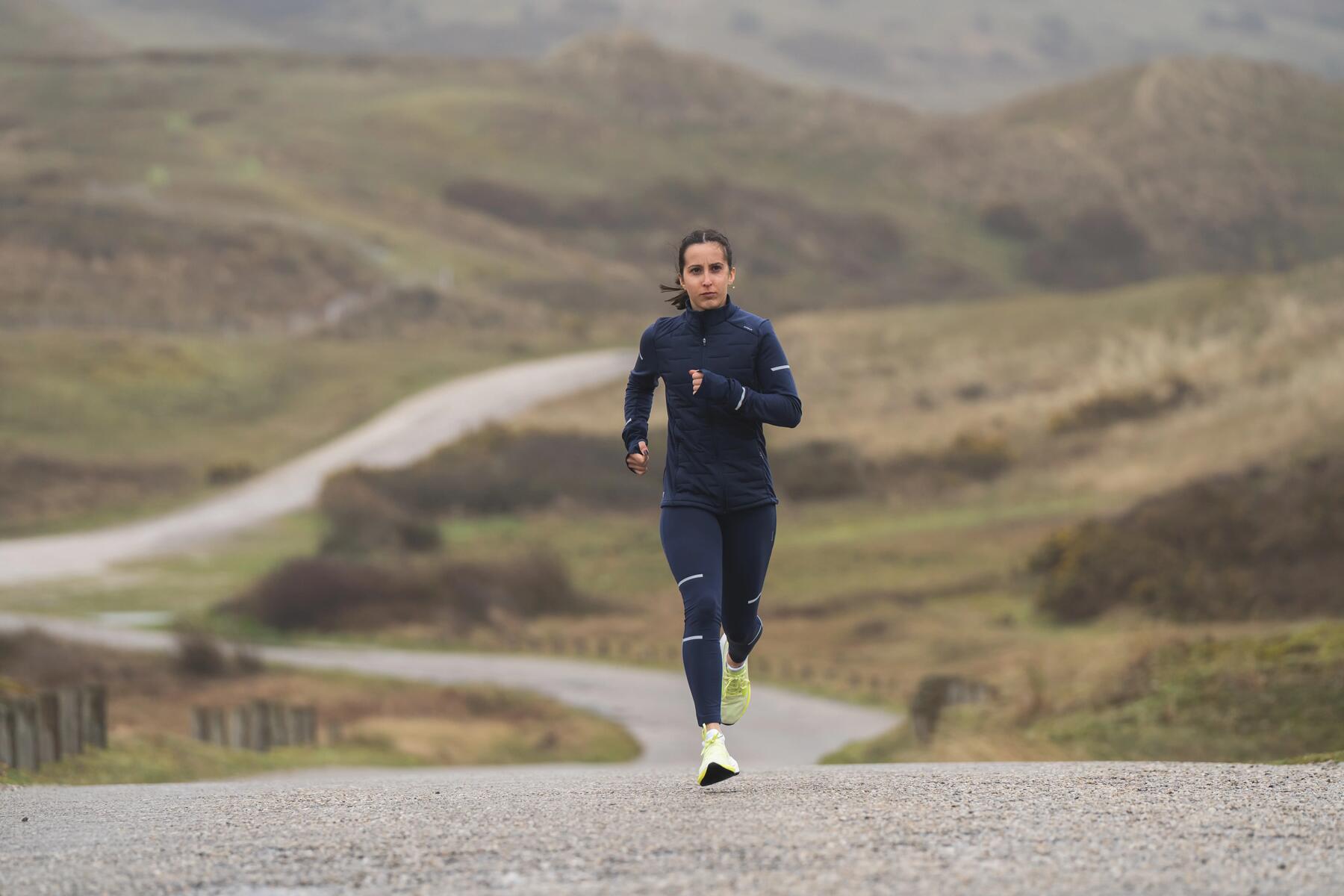 Läuferin beim Training für einen Marathon auf der Straße