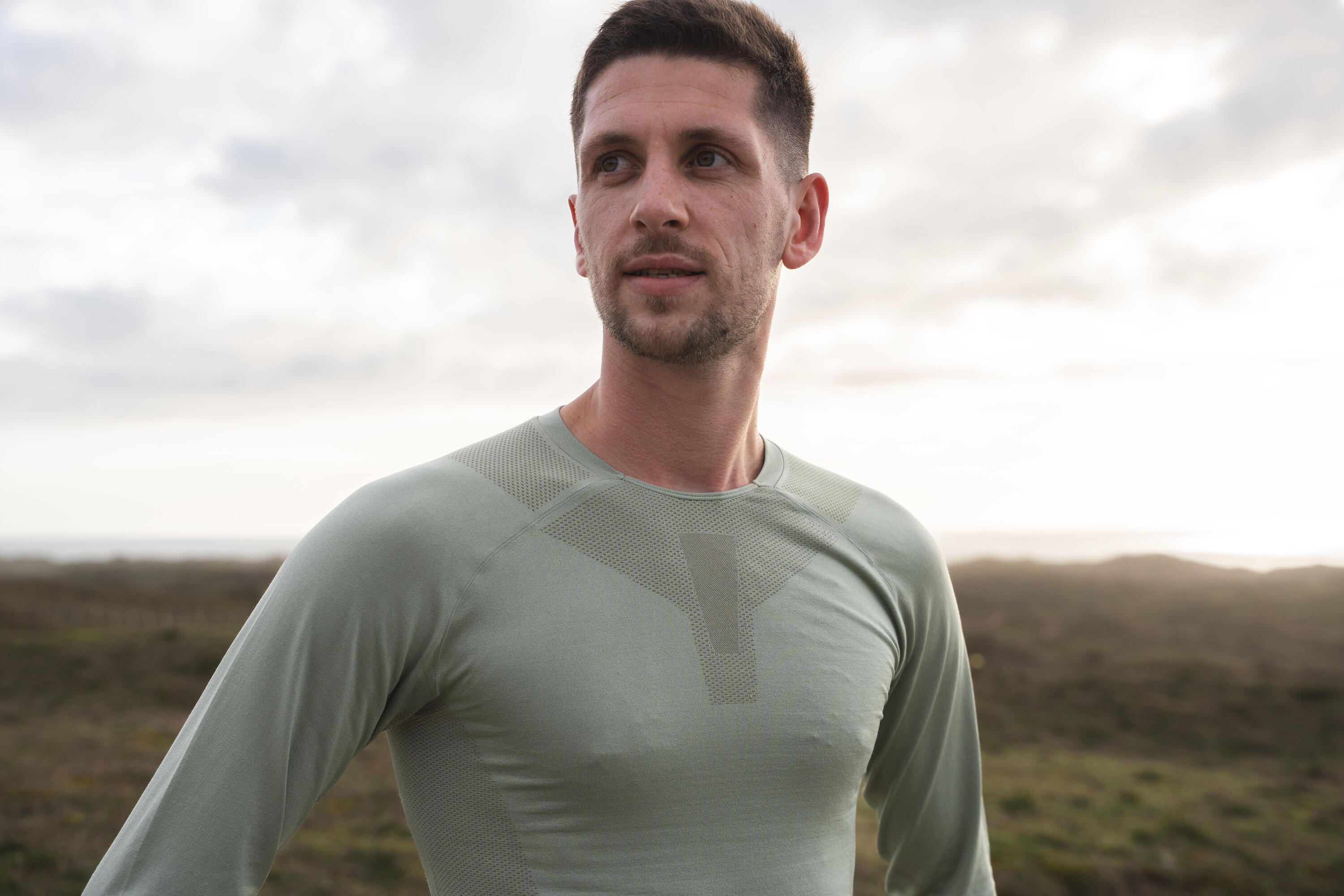 Maglia termica manica lunga running uomo RUN 500 SKINCARE verde militare 8/9