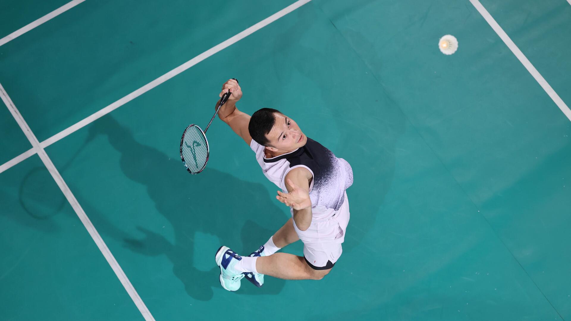 Muž hrajúci bedminton hlavný banner