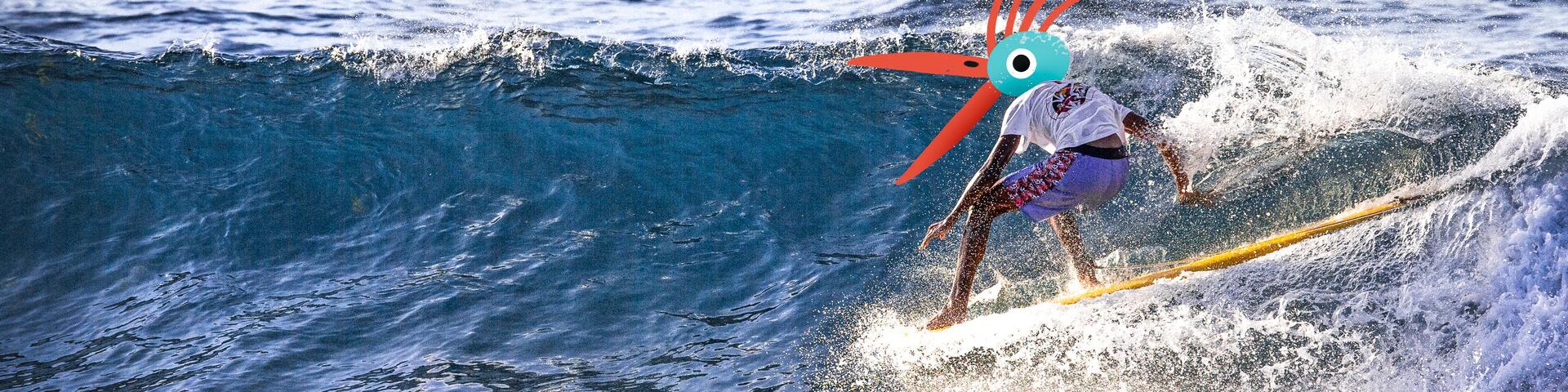 Chico surfeando con tabla Olaian