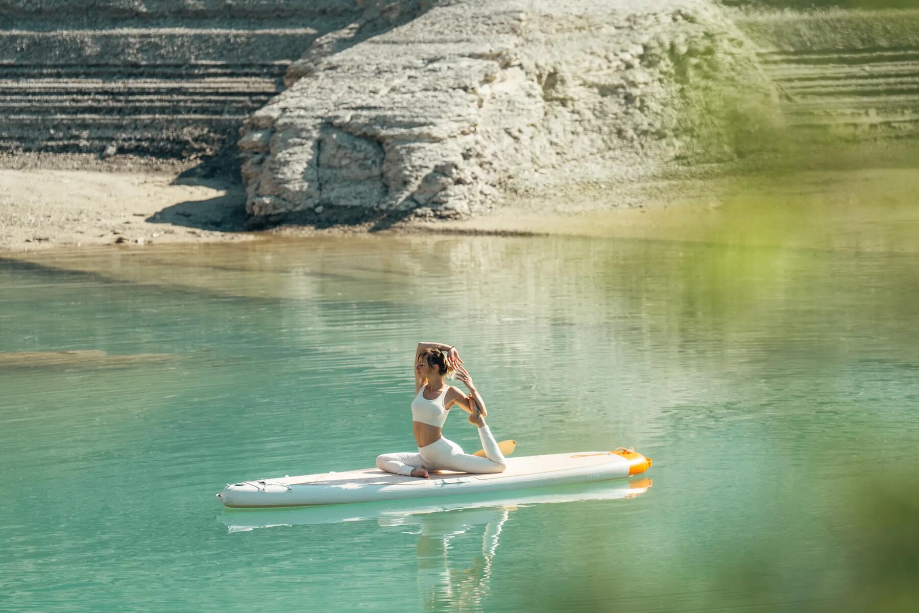 mujer practicando sup yoga
