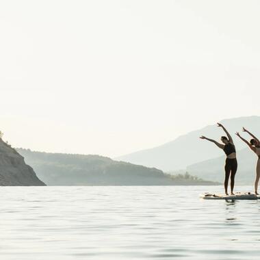 Erfahre wie du Yoga auch auf dem Stand-Up-Paddle durchführen kannst. Alle nützlichen Informationen auf einem Blick zusammengefasst.
