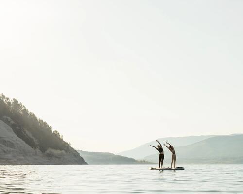 Erfahre wie du Yoga auch auf dem Stand-Up-Paddle durchführen kannst. Alle nützlichen Informationen auf einem Blick zusammengefasst.