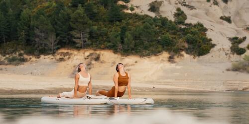 exercicios de yoga em paddle água